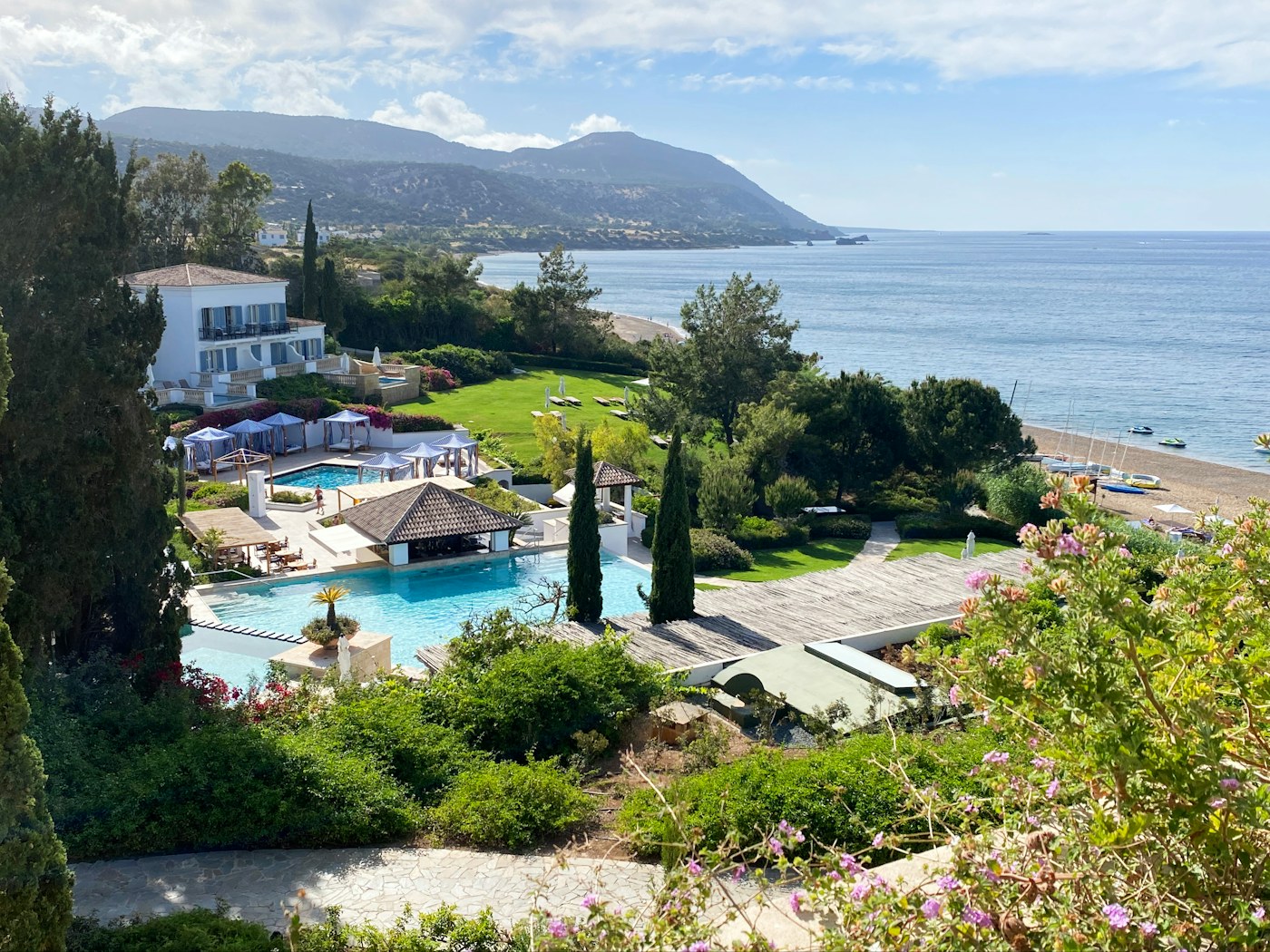 Kuzey Kıbrıs'ta resort havuzu ve deniz manzarası