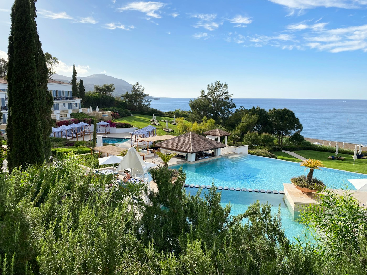 Kuzey Kıbrıs'ta deniz manzaralı villa havuzu ve peyzajı