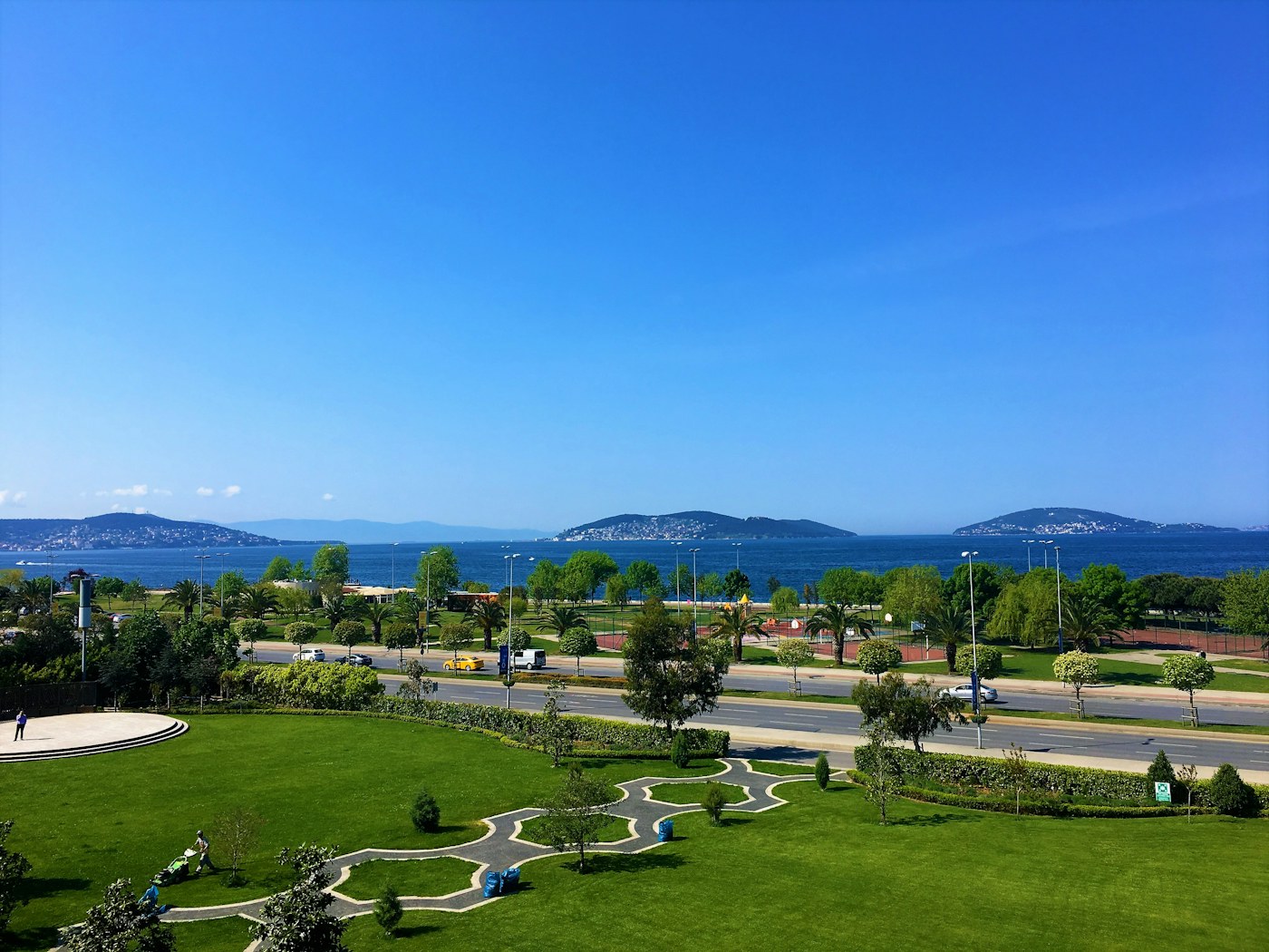 Kuzey Kıbrıs'ta bakımlı villa çimi ve yeşil alan